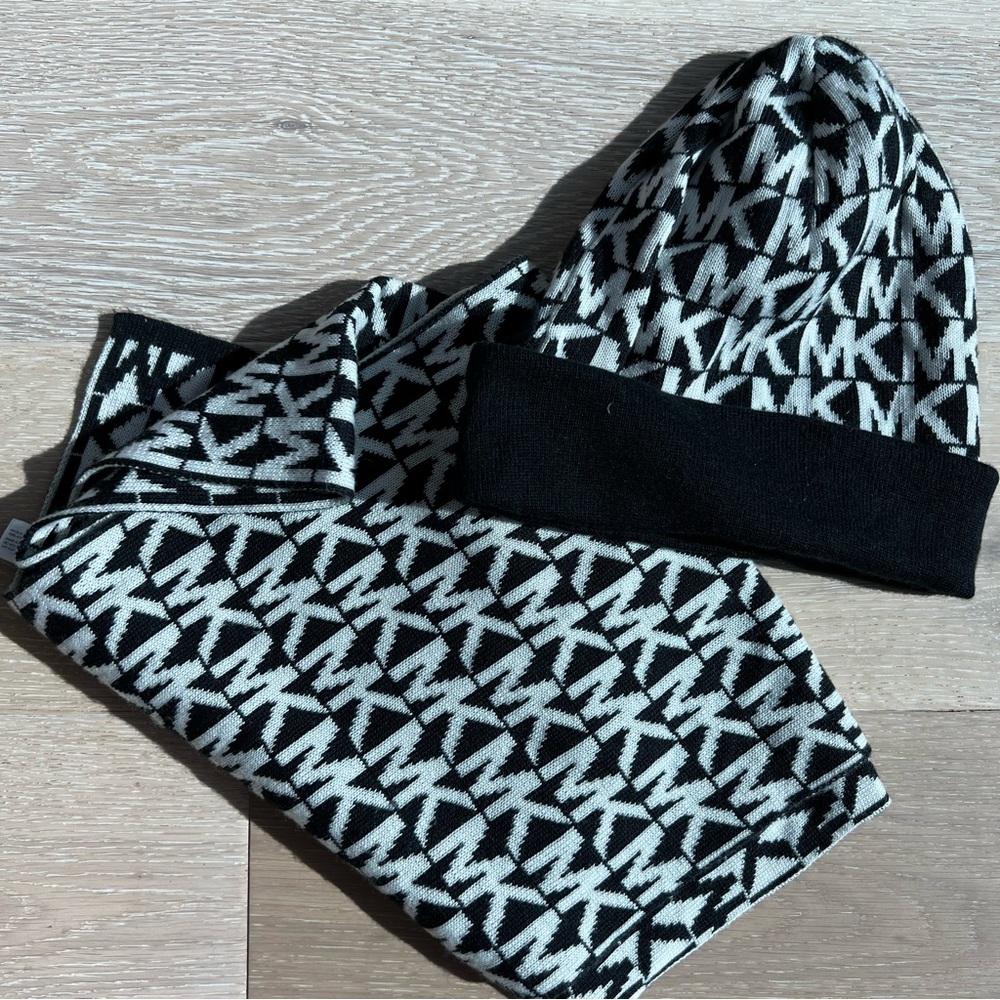 MICHAEL KORS SCARF AND HAT SET
